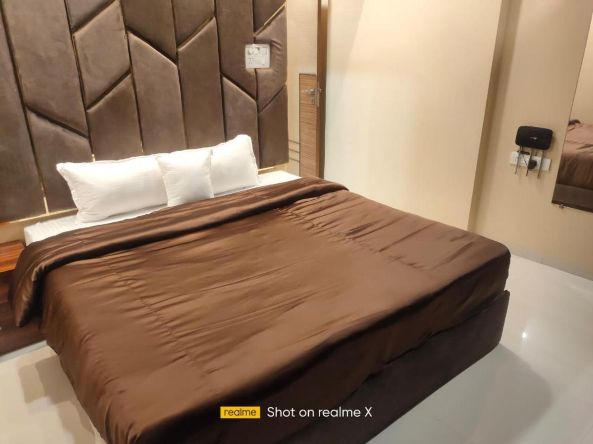 Osi Apartments Bandra West ムンバイ エクステリア 写真